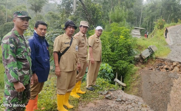 Kadis PUPR Pacitan, H Suparlan gercep ke lokasi jembatan putus di Nawangan.