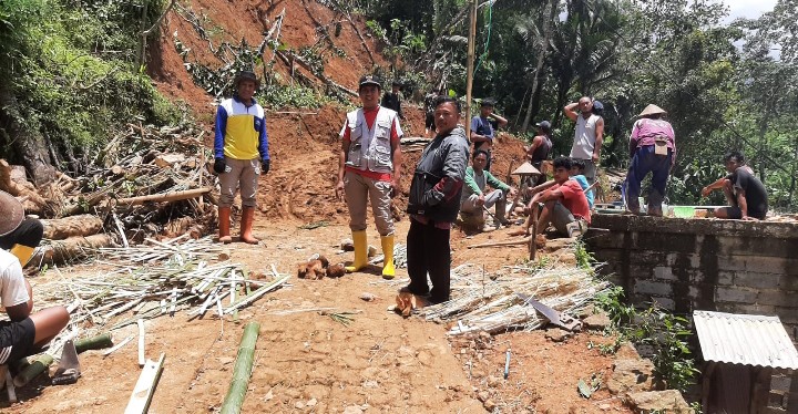 Warga kompak bersihkan sisa longsoran. 