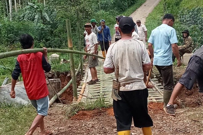 Warga kompak bangun jembatan darurat.