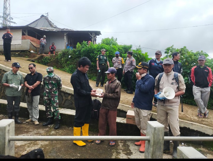 Lancur Susanto saat menggelar sosialisasi di pasar hewan Desa Penggung, Nawangan. 