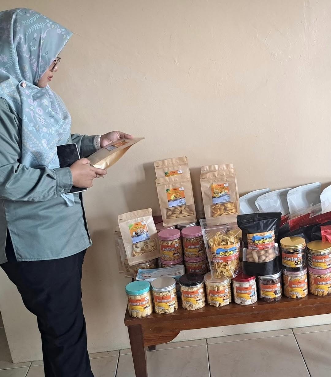 Petugas dari Dinkes Pacitan saat melakukan pengecekan produk IRTP. 