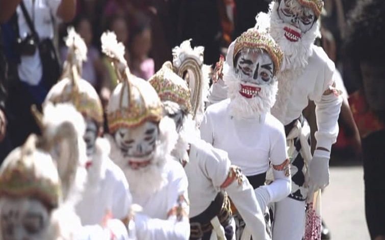 Tarian Kethek Ogleng khas Pacitan. (doc).