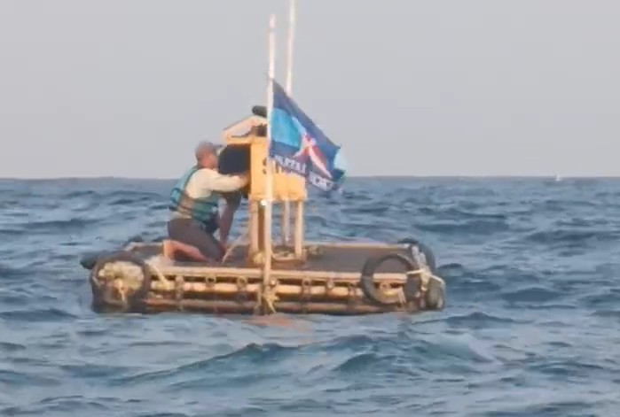 Nelayan Pantai Bakung saat mengibarkan Bendera Demokrat ditengah lautan Pantai Bakung.