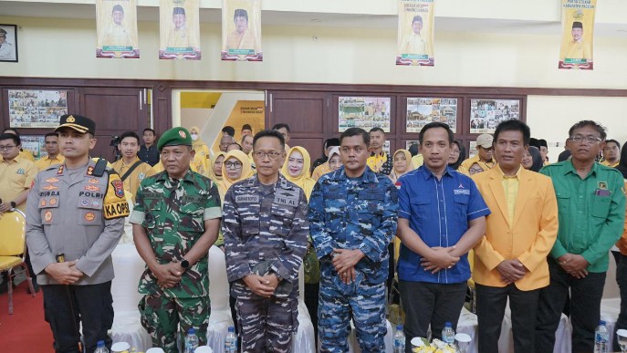 ASB (baju warna biru) saat hadir bersama forkopimda di Musda ke-XI DPD Golkar Pacitan.