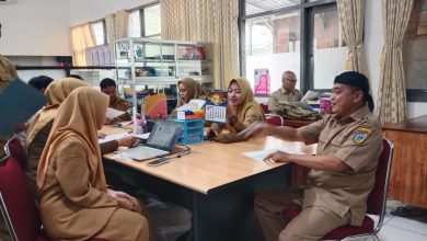 Kabid Sukanto, saat berdiskusi dengan staf mengenai pelestarian budaya Jawa.