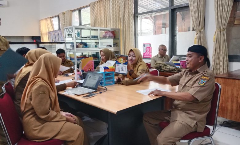 Kabid Sukanto, saat berdiskusi dengan staf mengenai pelestarian budaya Jawa.