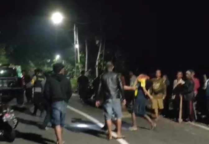 Polisi saat melakukan evakuasi korban pembacokan.