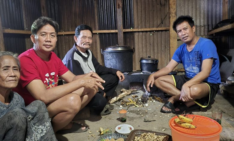 Pimpinan DPRD Pacitan, Lancur Susanto (kaos biru) saat sambangi lansia di wilayah Kecamatan Bandar.