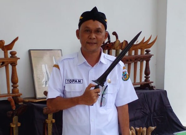 Kepala Dinas Perpustakaan dan Kearsipan Daerah Pacitan, Amat Taufan.