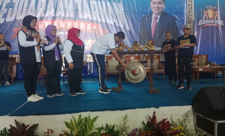 Wabup Gagarin saat melakukan pemukulan gong sebagai tanda dimulainya Tarkam 2025.