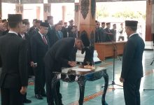 Bupati Aji saat melakukan pelantikan pejabat.