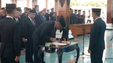 Bupati Aji saat melakukan pelantikan pejabat.