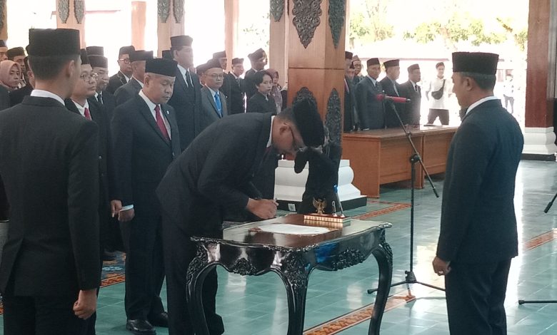 Bupati Aji saat melakukan pelantikan pejabat.