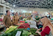 Kabid Sukanto saat melakukan pengecekan kestabilan harga bahan pokok di Pasar Minulyo.
