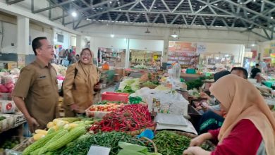 Kabid Sukanto saat melakukan pengecekan kestabilan harga bahan pokok di Pasar Minulyo.