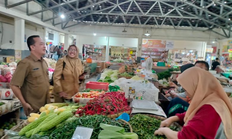 Kabid Sukanto saat melakukan pengecekan kestabilan harga bahan pokok di Pasar Minulyo.