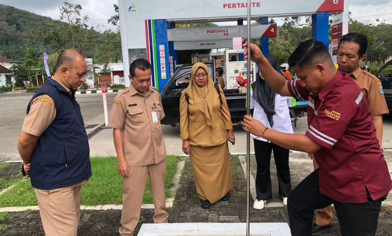 Kabid Sukanto saat melakukan pengecekan tanki pendam di sebuah SPBU.