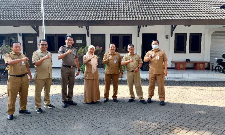 Prayitno saat melakukan kunjungan ke Dinas Lingkungan Hidup Pacitan.