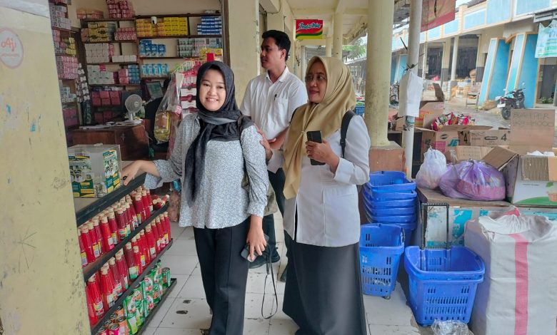 Tim dari Diperdagnaker Pacitan saat memantau harga beras.