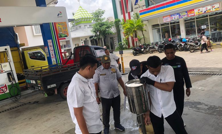 Tim dari Dinas Perdagangan saat melakukan supervisi di salah satu SPBU.