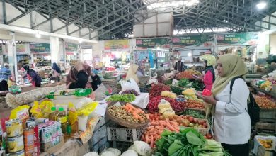 Tim Disdagnaker Pacitan saat meninjau Pasar Tradisional.