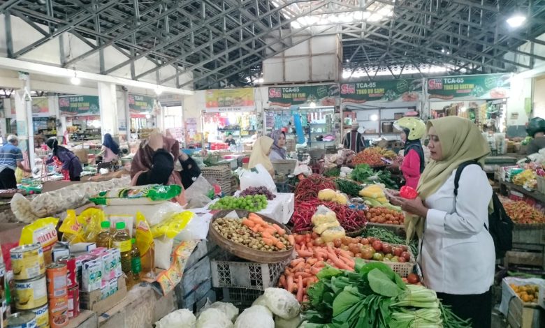 Tim Disdagnaker Pacitan saat meninjau Pasar Tradisional.