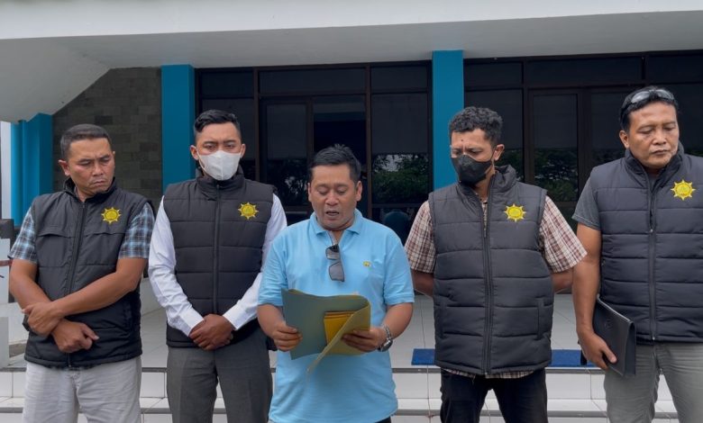 Danur Suprapto, saat konferensi pers di Sekretariat KONI Pacitan.