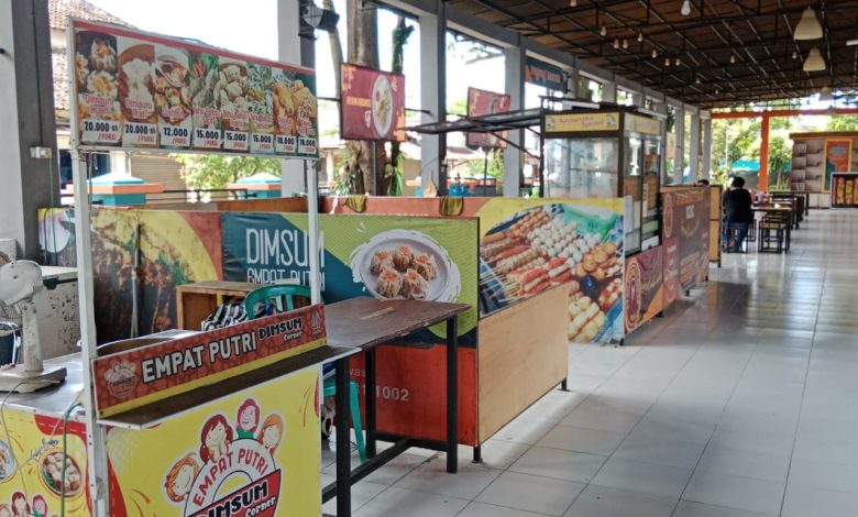 Lapak UMKM di PLUT Pacitan yang sepi pembeli.