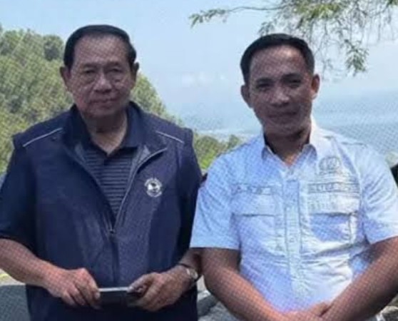 Presiden SBY saat bersama Ketua DPRD Pacitan, DR. Arif Setia Budi, S. Sos, MPA.