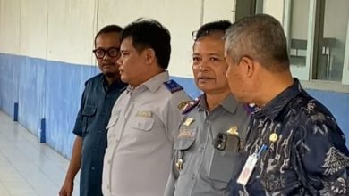 Kadishub Pacitan, Bambang Mahendrawan saat mendampingi Sekda Maulana Heru di tempat pengujian berkala kendaraan angkutan umum.