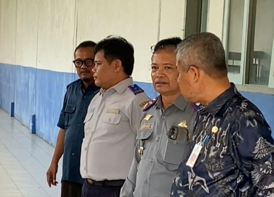 Kadishub Pacitan, Bambang Mahendrawan saat mendampingi Sekda Maulana Heru di tempat pengujian berkala kendaraan angkutan umum.