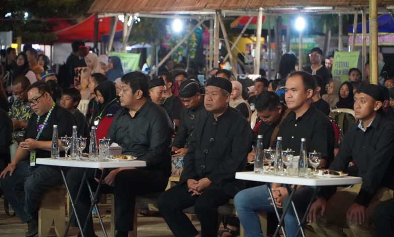 Sekda Pacitan, DR. Ir. H. Maulana Heru Wiwoho Supadi Putro, Msi saat menghadiri FFH 2025 di Alun-alun Pacitan.
