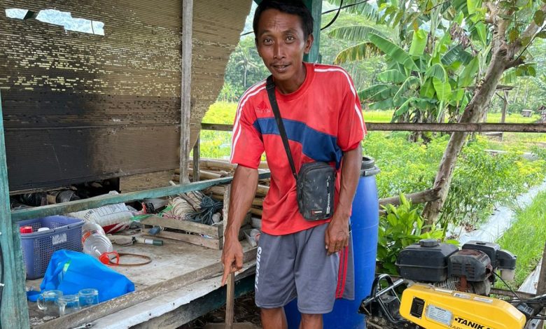 Salah seorang warga menunjukkan lokasi yang pernah disatroni pencuri.