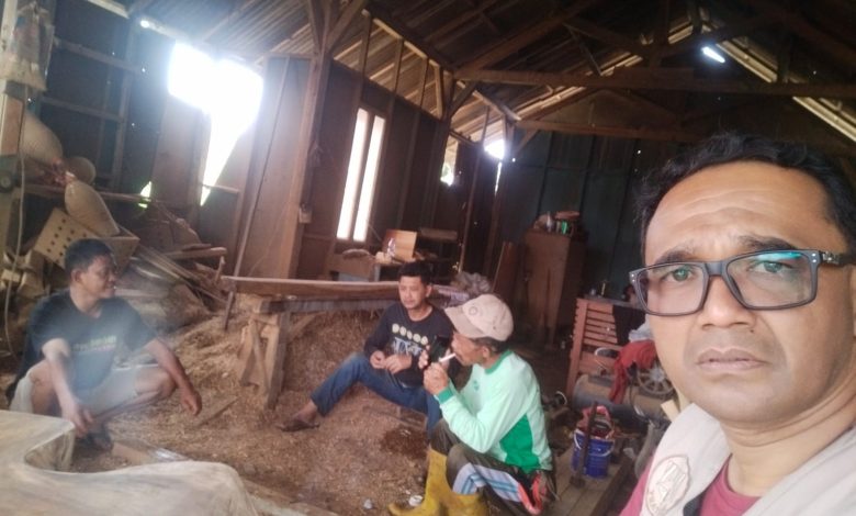 Legislator Partai Golkar, Arief Nurman saat berbaur dengan masyarakat bawah.