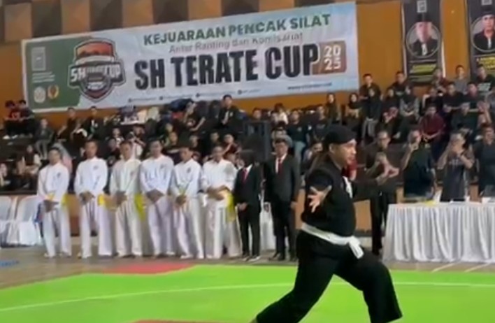 Sekretaris cabang PSHT Pacitan Pusat Madiun, Dr. Arif Setia Budi, S. Soal, MPA, saat melakukan solospel di pembukaan PSHT CUP Pacitan 2025 di Gedung Gasibu Swadaya.