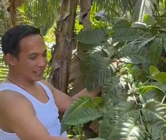 Ketua DPRD Pacitan, Dr. Arif Setia Budi, S. Sos, MPA saat berkebun.