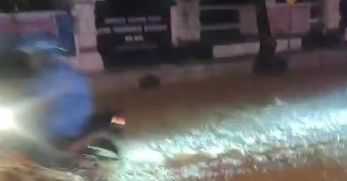 Kondisi jalan di depan Kantor Kecamatan Pacitan saat ini. 