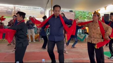 Ketua DPRD Pacitan, DR. Arif Setia Budi, S. Sos, MPA, saat memainkan seni tayub di sebuah hajatan masyarakat.