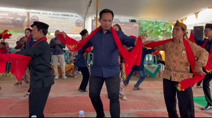 Ketua DPRD Pacitan, DR. Arif Setia Budi, S. Sos, MPA, saat memainkan seni tayub di sebuah hajatan masyarakat.