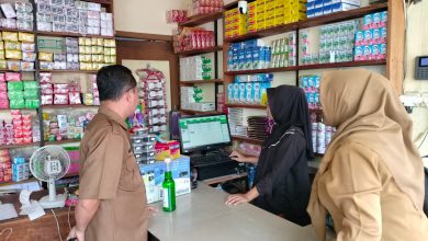 Kabid Sukanto saat melakukan pemantauan harga di pasar tradisional.