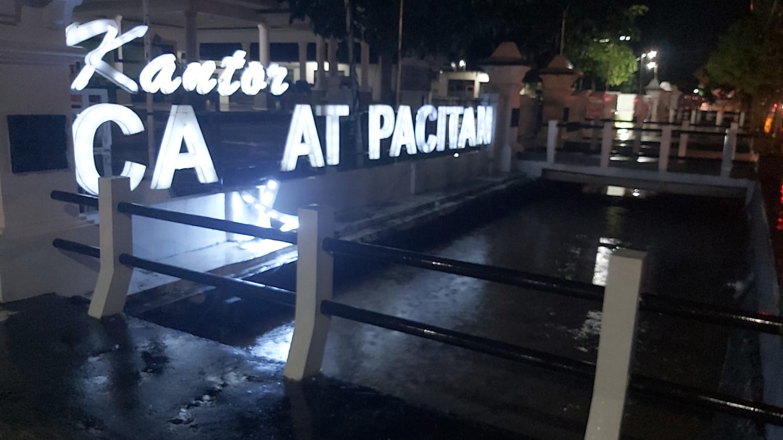 Drinase di depan Kecamatan Pacitan, masih relatif lancar. 