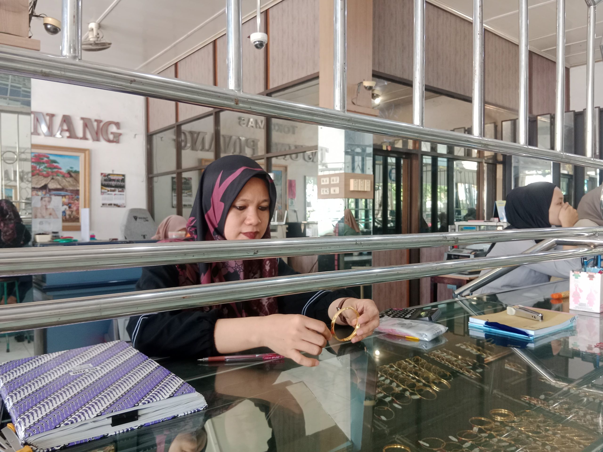 Ani, salah seorang pramuniaga di salah satu toko emas legendaris di Pacitan.