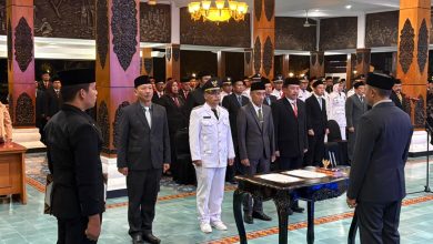 Bupati Pacitan, KRT Indrata Nur Bayu Aji Reksonagoro, saat melantik pejabat.