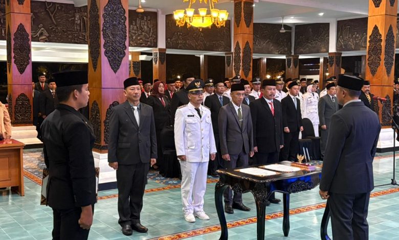 Bupati Pacitan, KRT Indrata Nur Bayu Aji Reksonagoro, saat melantik pejabat.