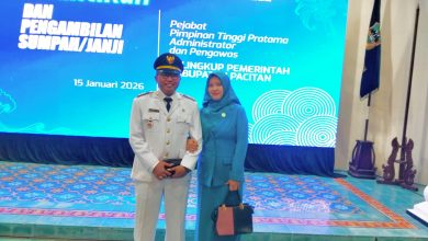 Camat Bandar, Herman Ramahi beserta Ketua Tim Penggerak PKK, usai mengikuti prosesi pelantikan.