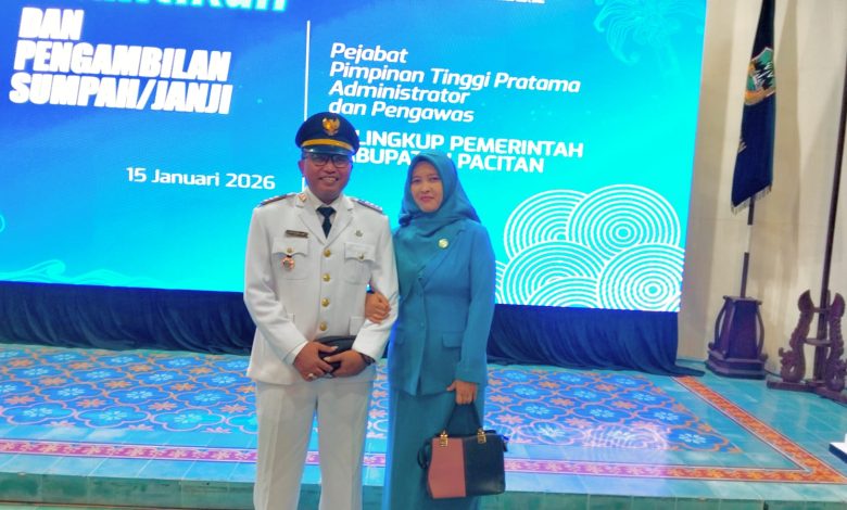 Camat Bandar, Herman Ramahi beserta Ketua Tim Penggerak PKK, usai mengikuti prosesi pelantikan.