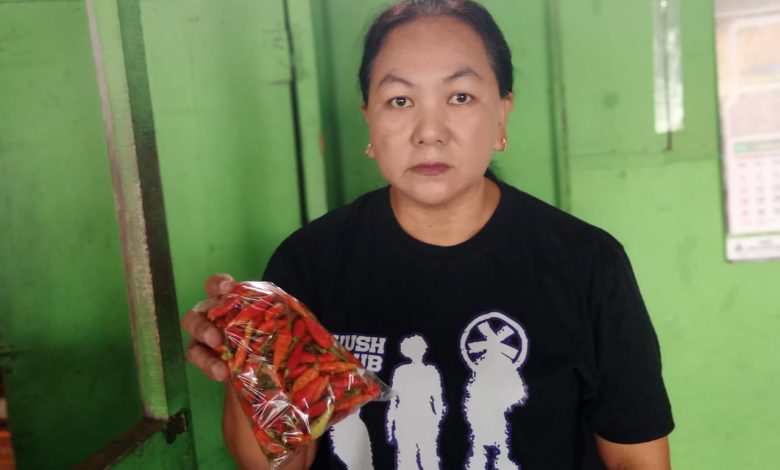 Salah seorang pemilik warung makan di Pacitan, Sri.