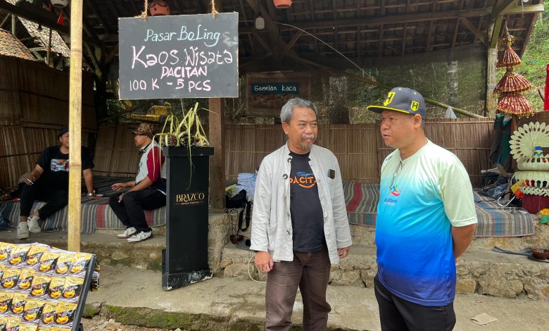 Sekda Pacitan, Dr. Ir. H. Maulana Heru Wiwoho Supadi Putro, M. Si (memakai topi) saat berada di Pasar Beling Song Meri.