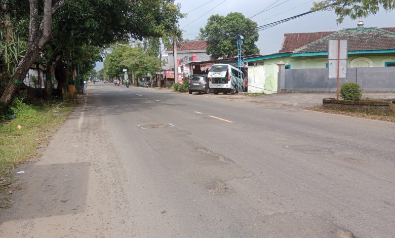 Lubang jalan di Utara Persimpangan Cuik yang tak kunjung ada perbaikan.