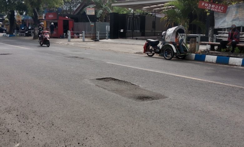 Salah satu lubang jalan yang masih dibiarkan menganga.